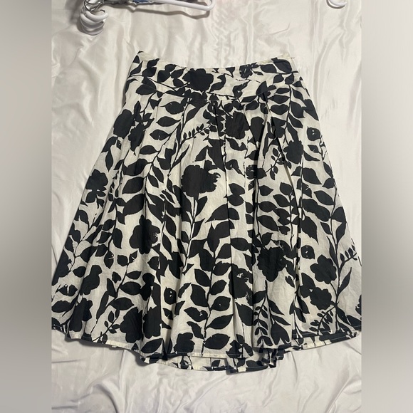 Lovely cream with back floral design fully lined skirt - Picture 1 of 2